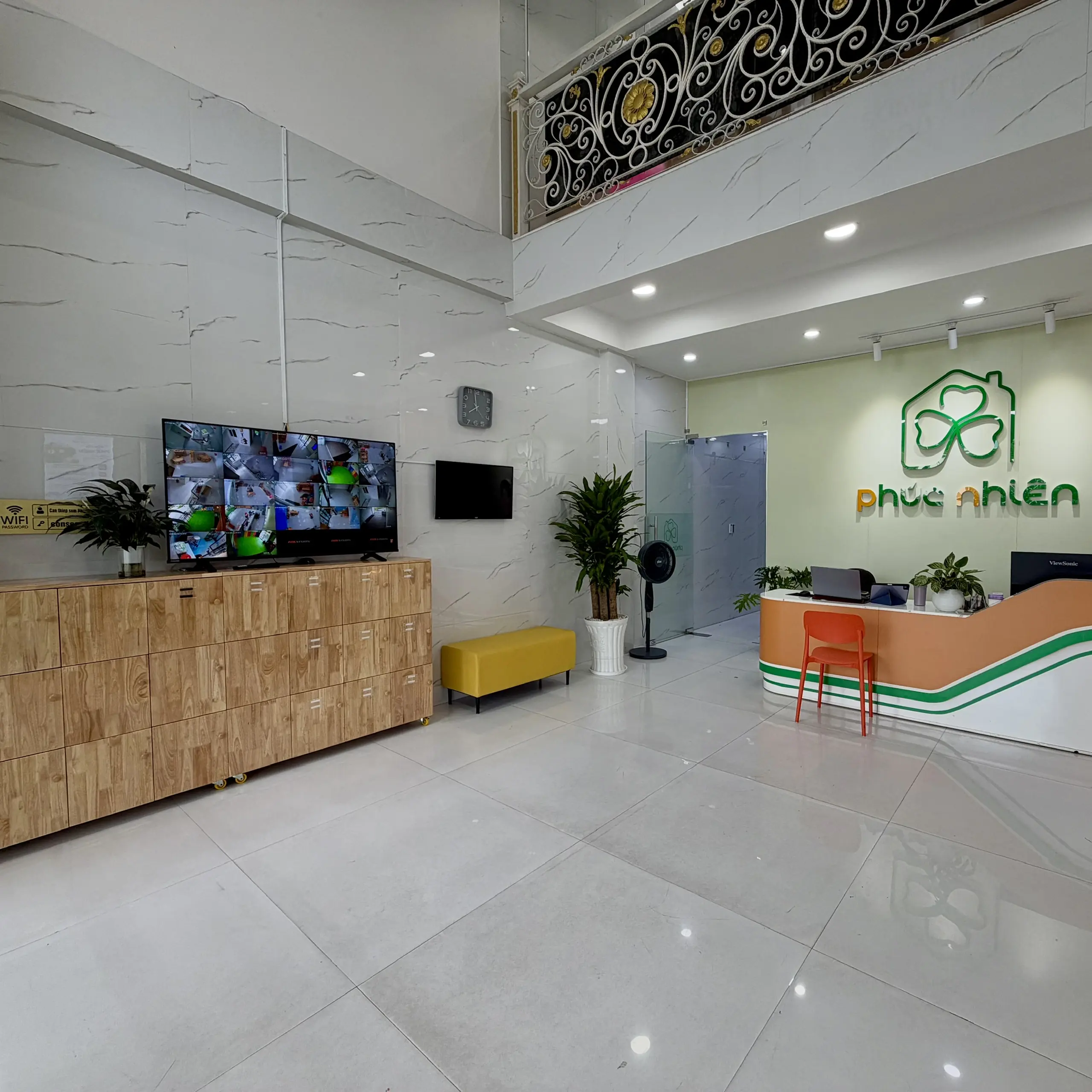 Sảnh đ&oacute;n trẻ v&agrave; phụ huynh tại cơ sở B&igrave;nh Ch&aacute;nh